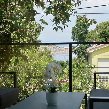 Apartment Beachside House Lara - Happy Omisalj