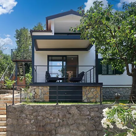 Beachside House Lara - Happy Apartment Omisalj