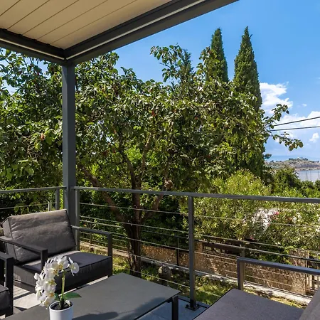 Beachside House Lara - Happy Omišalj