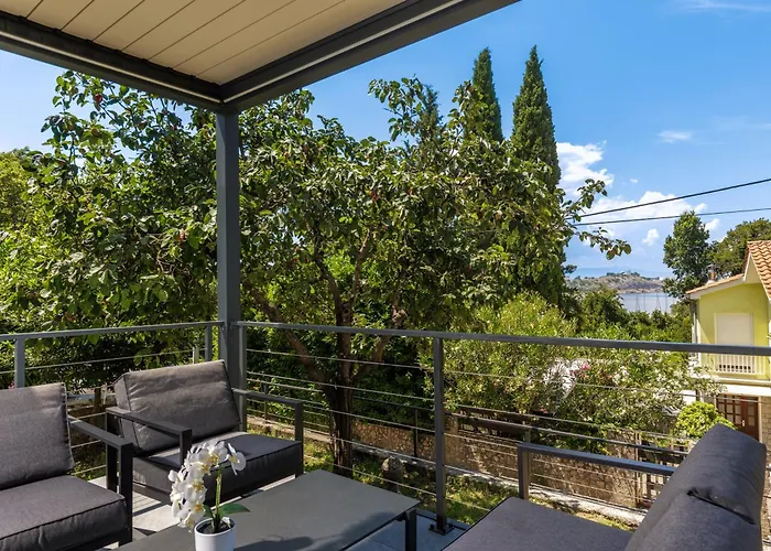 Beachside House Lara - Happy Omisalj